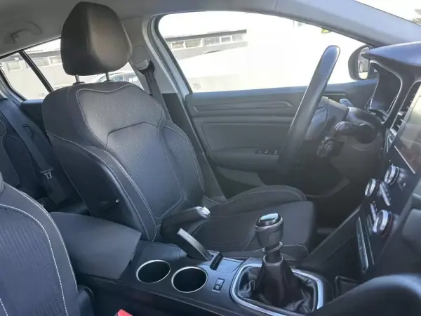 Renault Mégane Sport Tourer 2017 - 9900 EUR, 190000 km - AUTO.MOTO.pt - 190000km - foto 59 de 60