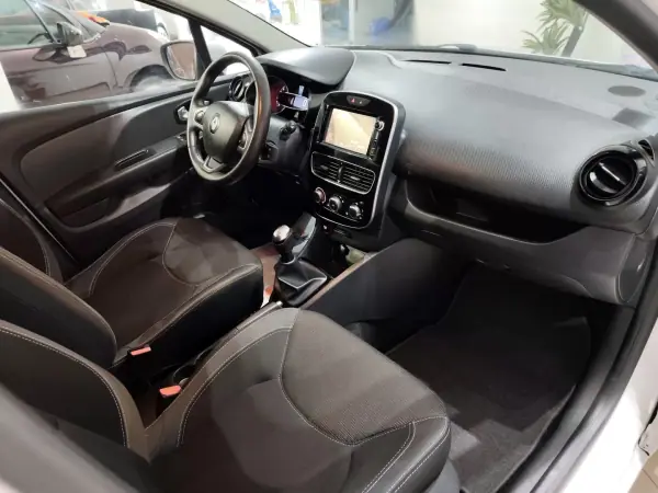 Renault Clio 2017 - 9950 EUR, 94000 km - AUTO.MOTO.pt - 94000km - foto 20 de 22