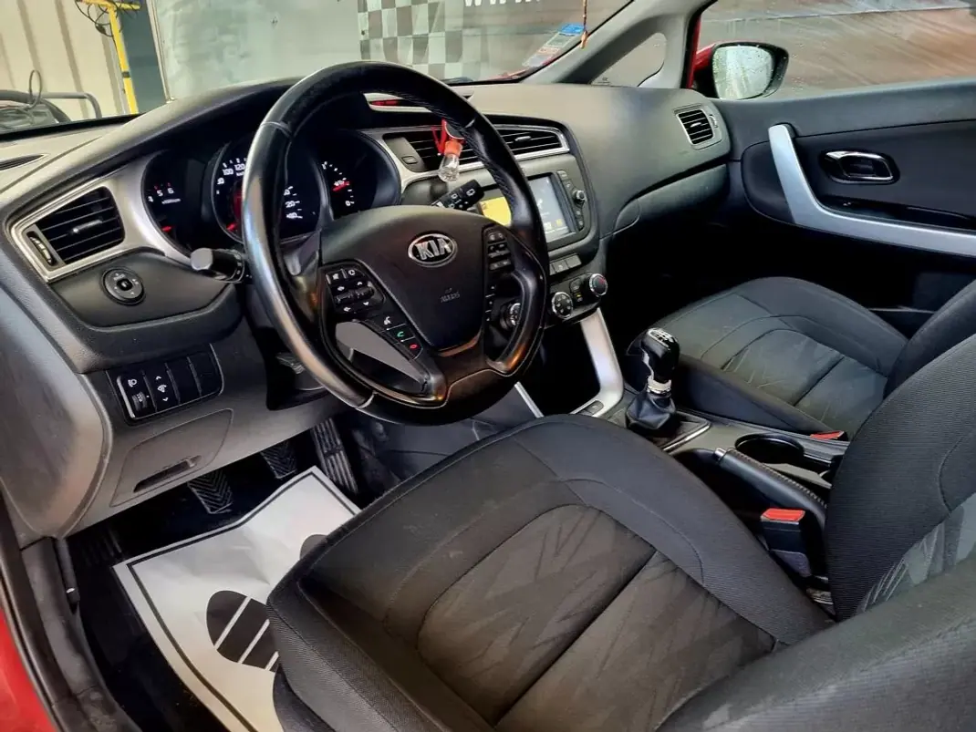 Kia Ceed 2017 - 10500 EUR, 106000 km - AUTO.MOTO.pt - 106000km - foto 17 de 26