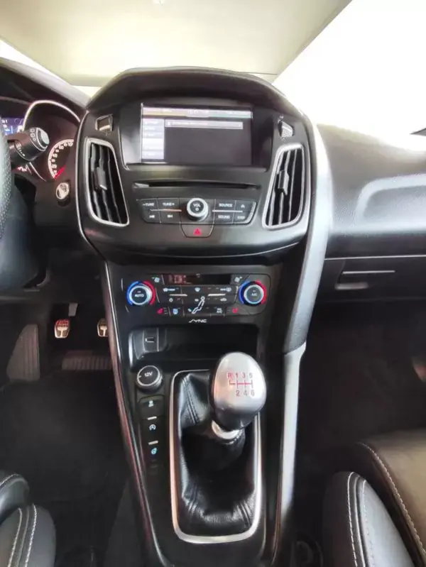 Ford Focus 2015 - 20500 EUR, 125550 km - AUTO.MOTO.pt - 125550km - foto 36 de 40
