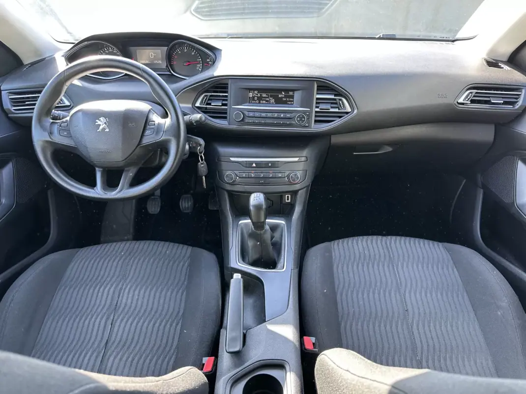 Peugeot 308 2018 - 12500 EUR, 280000 km - AUTO.MOTO.pt - 280000km - foto 33 de 41