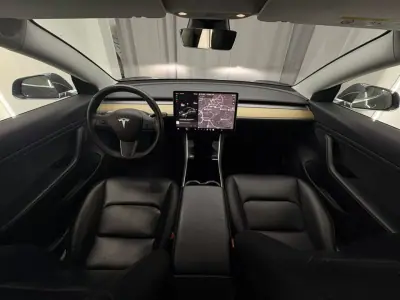 Tesla Model 3 2019 - 24500 EUR, 118000 km - AUTO.MOTO.pt - 118000km - foto 9 de 19
