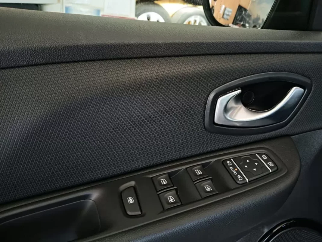 Renault Clio 2018 - 12900 EUR, 129000 km - AUTO.MOTO.pt - 129000km - foto 9 de 20