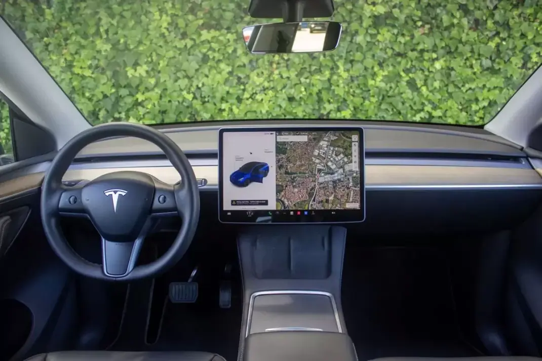 Tesla Model Y 2021 - 32500 EUR, 97400 km - AUTO.MOTO.pt - 97400km - foto 15 de 17