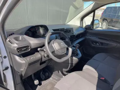 Peugeot 2019 - 12300 EUR, 92000 km - AUTO.MOTO.pt - 92000km - foto 8 de 19