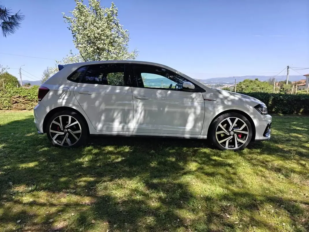 Volkswagen Polo 2018 - 24490 EUR, 59000 km - AUTO.MOTO.pt - 59000km - foto 2 de 50