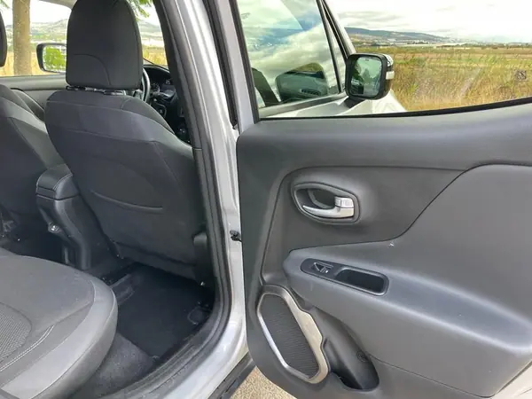 Jeep Renegade 2018 - 17980 EUR, 112000 km - AUTO.MOTO.pt - 112000km - foto 16 de 22