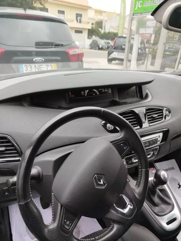 Renault Mégane Scénic 2014 - 11800 EUR, 161760 km - AUTO.MOTO.pt - 161760km - foto 5 de 14