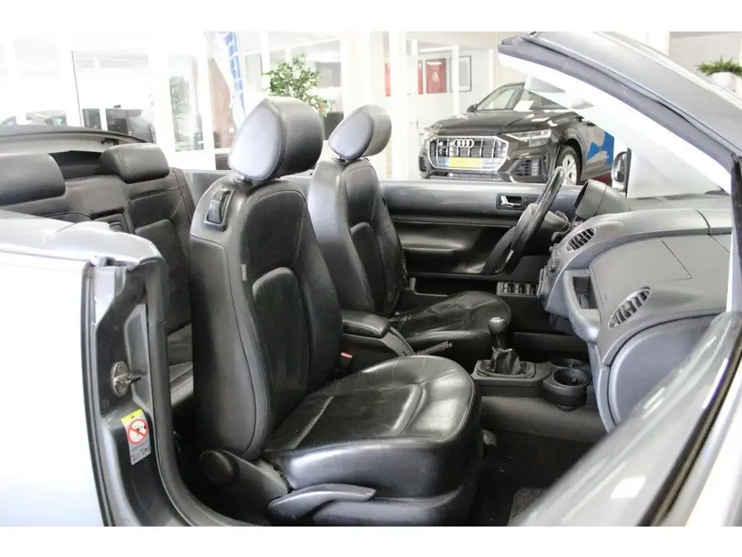 Volkswagen New Beetle Cabriolet 2007 - 7990 EUR, 161340 km - AUTO.MOTO.pt - 161340km - foto 10 de 19