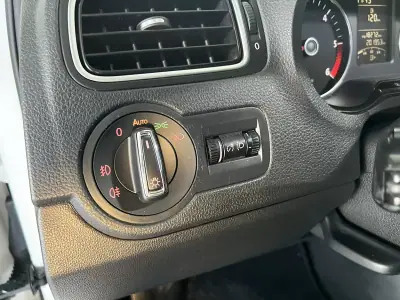 Volkswagen Polo 2011 - 6900 EUR, 201940 km - AUTO.MOTO.pt - 201940km - foto 15 de 18