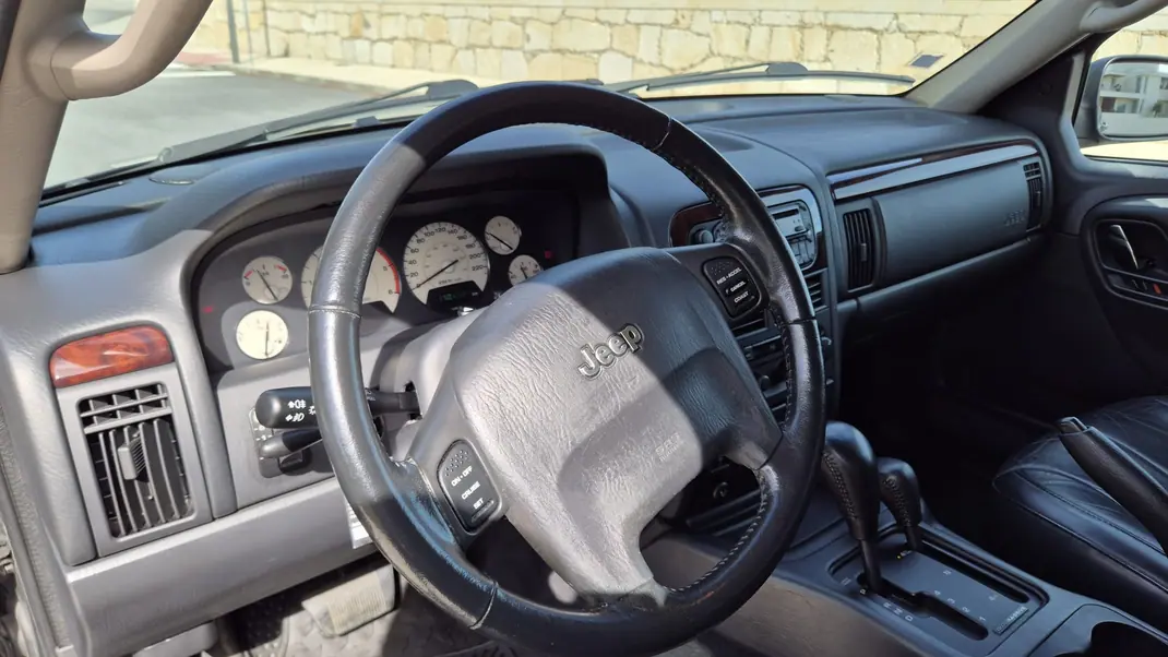 Jeep Grand Cherokee 2003 - 16900 EUR, 170000 km - AUTO.MOTO.pt - 170000km - foto 7 de 9