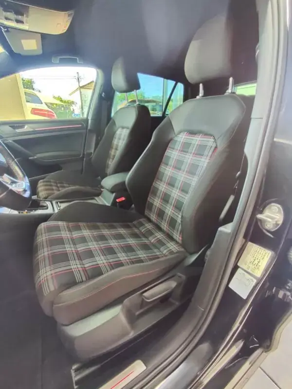 Volkswagen Golf 2018 - 26750 EUR, 99000 km - AUTO.MOTO.pt - 99000km - foto 25 de 39