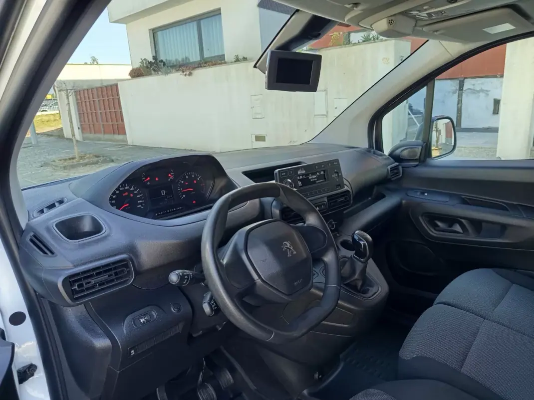 Peugeot Partner 2019 - 12990 EUR, 91000 km - AUTO.MOTO.pt - 91000km - foto 11 de 16