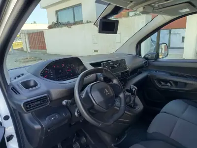 Peugeot Partner 2019 - 12990 EUR, 91000 km - AUTO.MOTO.pt - 91000km - foto 11 de 16