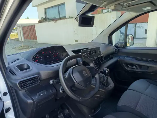 Peugeot Partner 2019 - 12990 EUR, 91000 km - AUTO.MOTO.pt - 91000km - foto 11 de 16