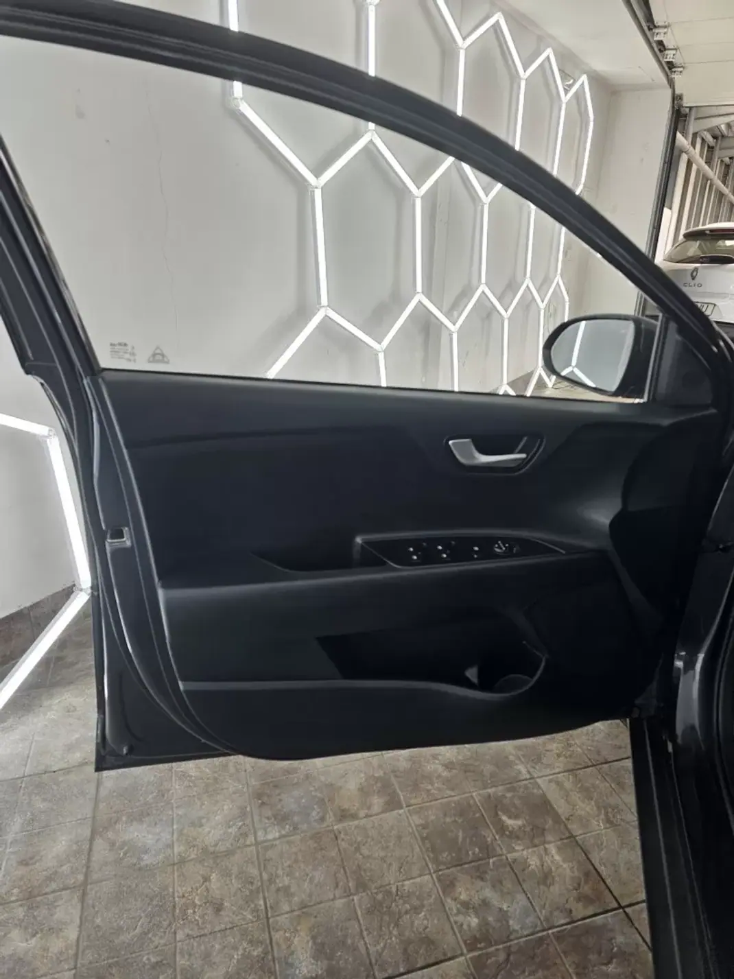Kia Stonic 2019 - 12500 EUR, 117953 km - AUTO.MOTO.pt - 117953km - foto 16 de 23