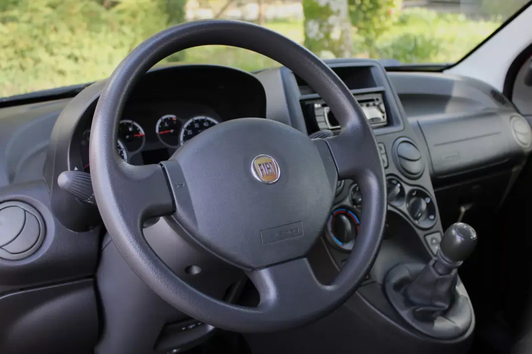 Fiat Panda 2010 - 4500 EUR, 114357 km - AUTO.MOTO.pt - 114357km - foto 12 de 23