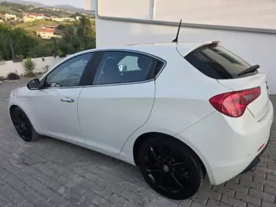 Alfa Romeo Giulietta 2015 - 13500 EUR, 148000 km - AUTO.MOTO.pt - 148000km - foto 3 de 49