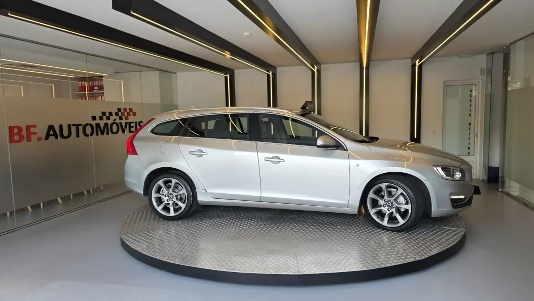 Volvo V60 2015 - 11900 EUR, 314478 km - AUTO.MOTO.pt - 314478km - foto 9 de 60