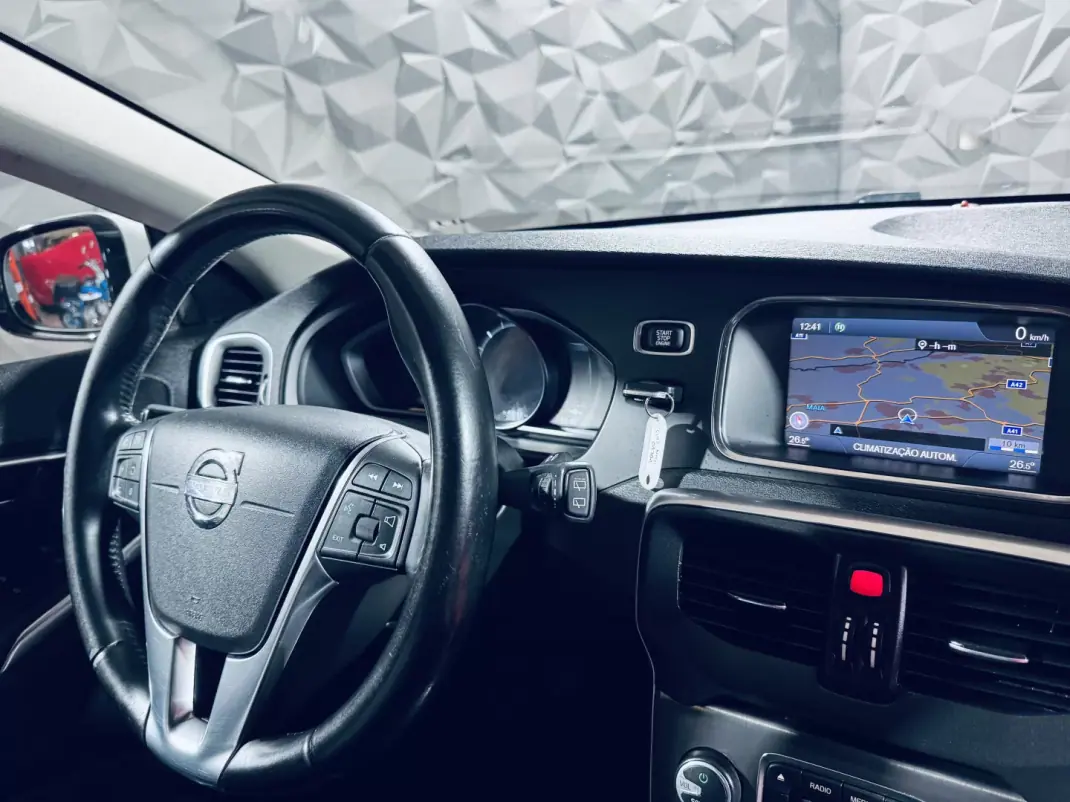 Volvo V40 2013 - 9990 EUR, 258002 km - AUTO.MOTO.pt - 258002km - foto 17 de 31