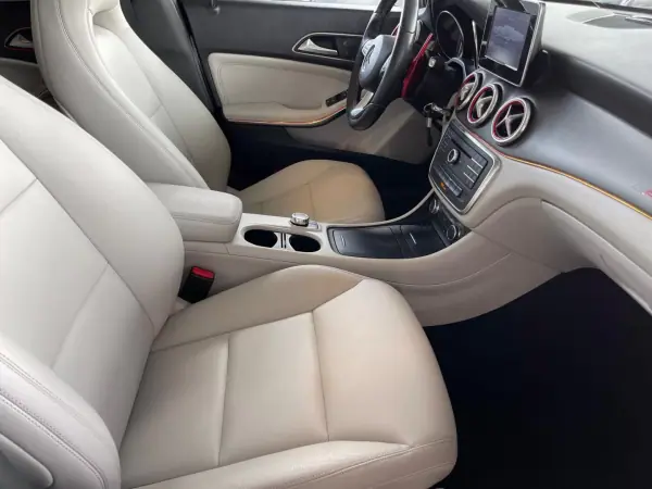 Mercedes-Benz CLA 200 2015 - 14900 EUR, 300000 km - AUTO.MOTO.pt - 300000km - foto 12 de 14