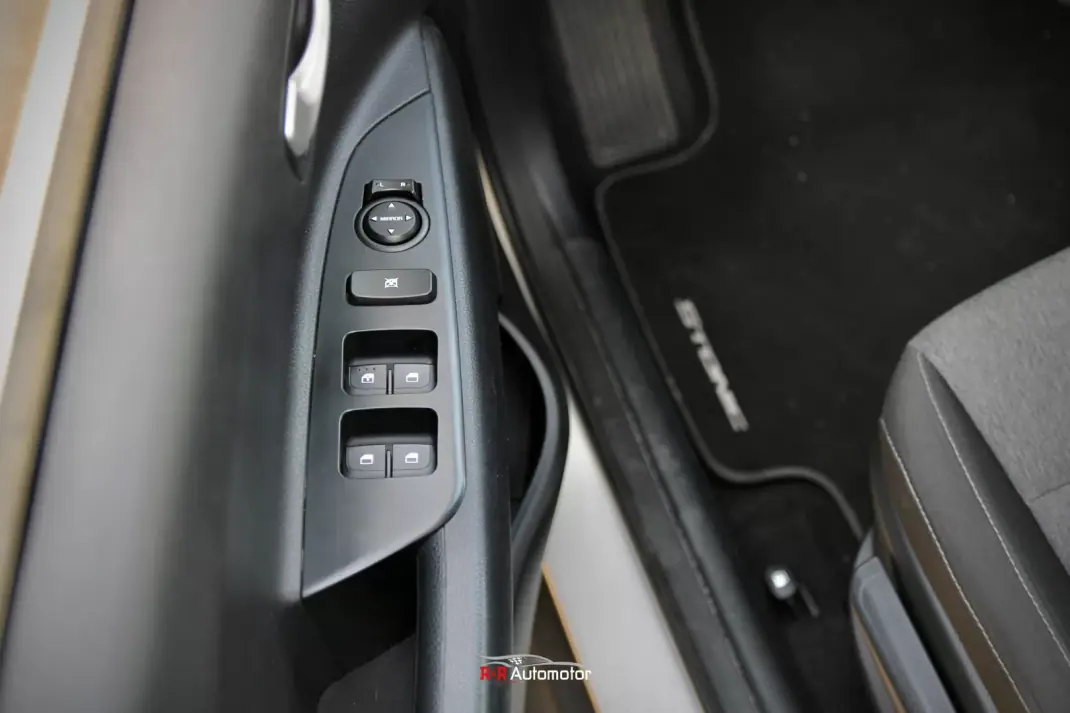 Kia Stonic 2021 - 13990 EUR, 128000 km - AUTO.MOTO.pt - 128000km - foto 11 de 29