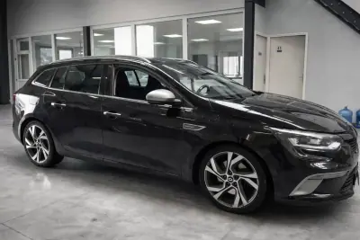Renault Mégane 2018 - 15900 EUR, 173244 km - AUTO.MOTO.pt - 173244km - foto 2 de 9