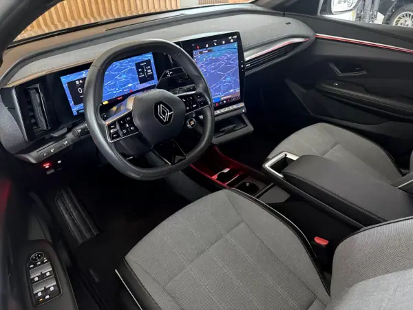Renault Mégane E-Tech 2023 - 25500 EUR, 58000 km - AUTO.MOTO.pt - 58000km - foto 57 de 121