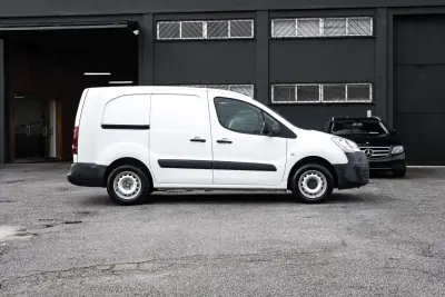 Citroën Berlingo 1.6 BlueHDi Feel 2018 - 13400 EUR, 210000 km - AUTO.MOTO.pt - 210000km - foto 2 de 17
