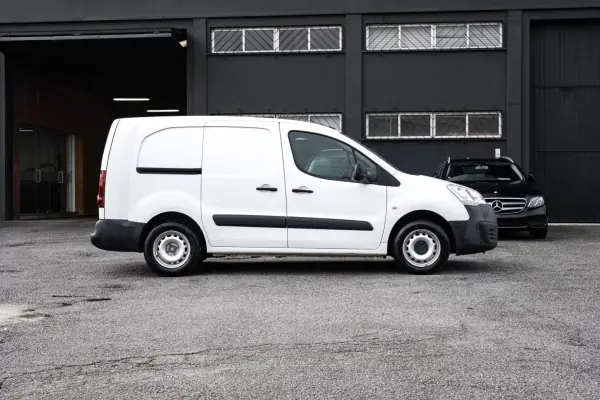 Citroën Berlingo 2018 - 13400 EUR, 210000 km - AUTO.MOTO.pt - 210000km - foto 2 de 17
