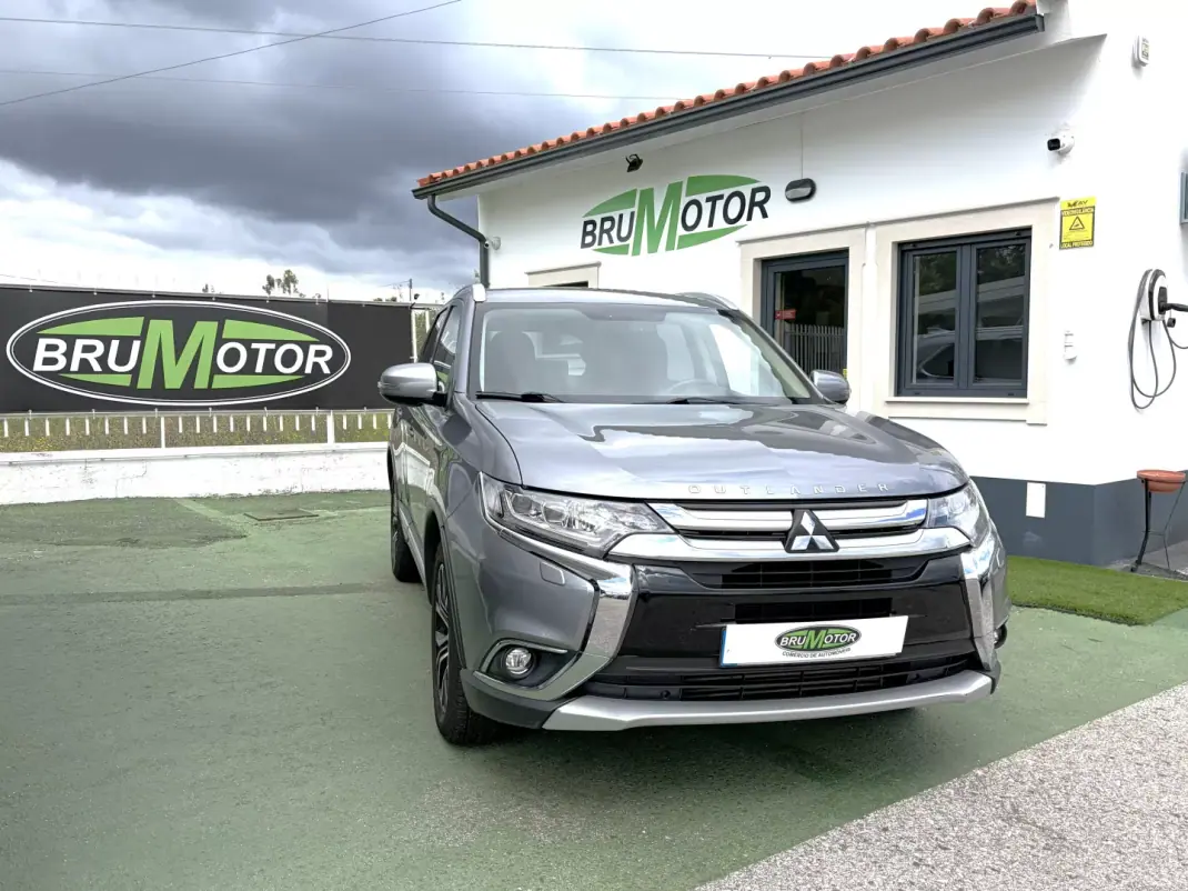 Mitsubishi Outlander 2018 - 17900 EUR, 129355 km - AUTO.MOTO.pt - 129355km - foto 1 de 24