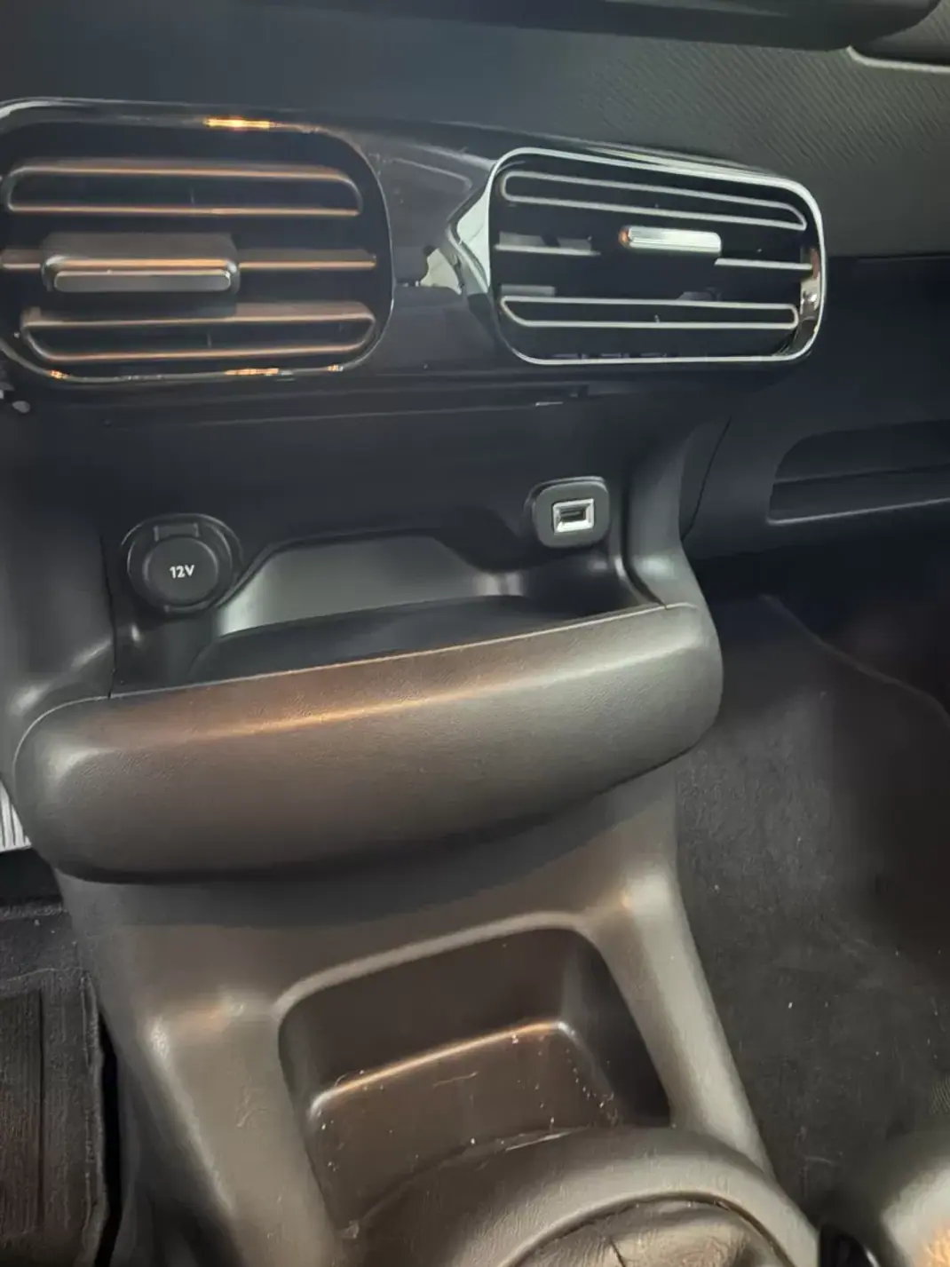 Citroën C4 Cactus 2017 - 12500 EUR, 70000 km - AUTO.MOTO.pt - 70000km - foto 11 de 14