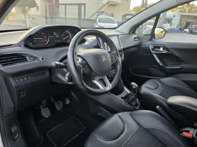 Peugeot 208 2016 - 13990 EUR, 163000 km - AUTO.MOTO.pt - 163000km - foto 16 de 31