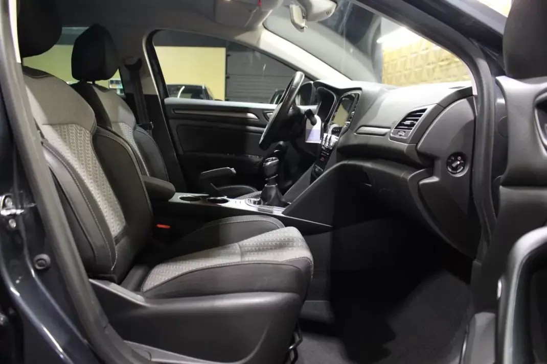 Renault Mégane Sport Tourer 2022 - 16250 EUR, 167000 km - AUTO.MOTO.pt - 167000km - foto 15 de 32