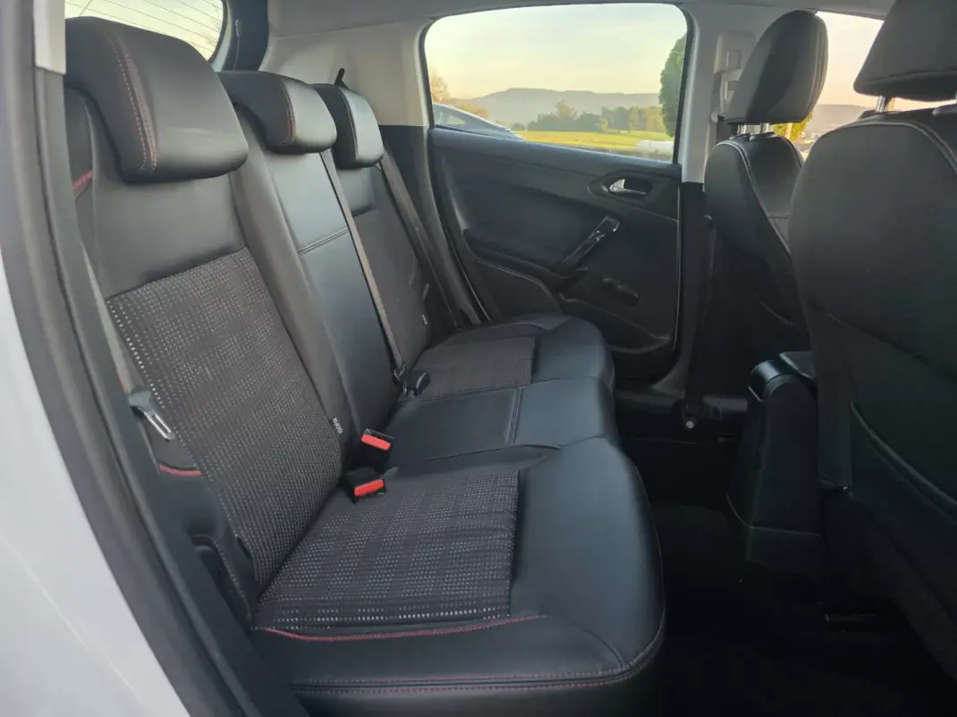 Peugeot 208 2016 - 13990 EUR, 163000 km - AUTO.MOTO.pt - 163000km - foto 30 de 31