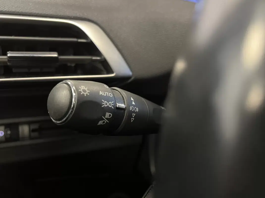 Peugeot 3008 2019 - 12990 EUR, 115000 km - AUTO.MOTO.pt - 115000km - foto 31 de 43
