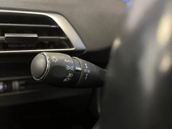 Peugeot 3008 2019 - 12990 EUR, 115000 km - AUTO.MOTO.pt - 115000km - foto 31 de 43