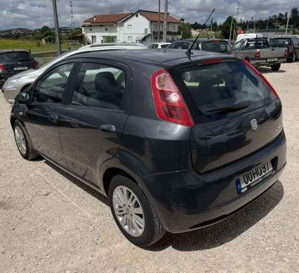 Fiat Grande Punto 2009 - 5870 EUR, 50685 km - AUTO.MOTO.pt - 50685km - foto 6 de 14