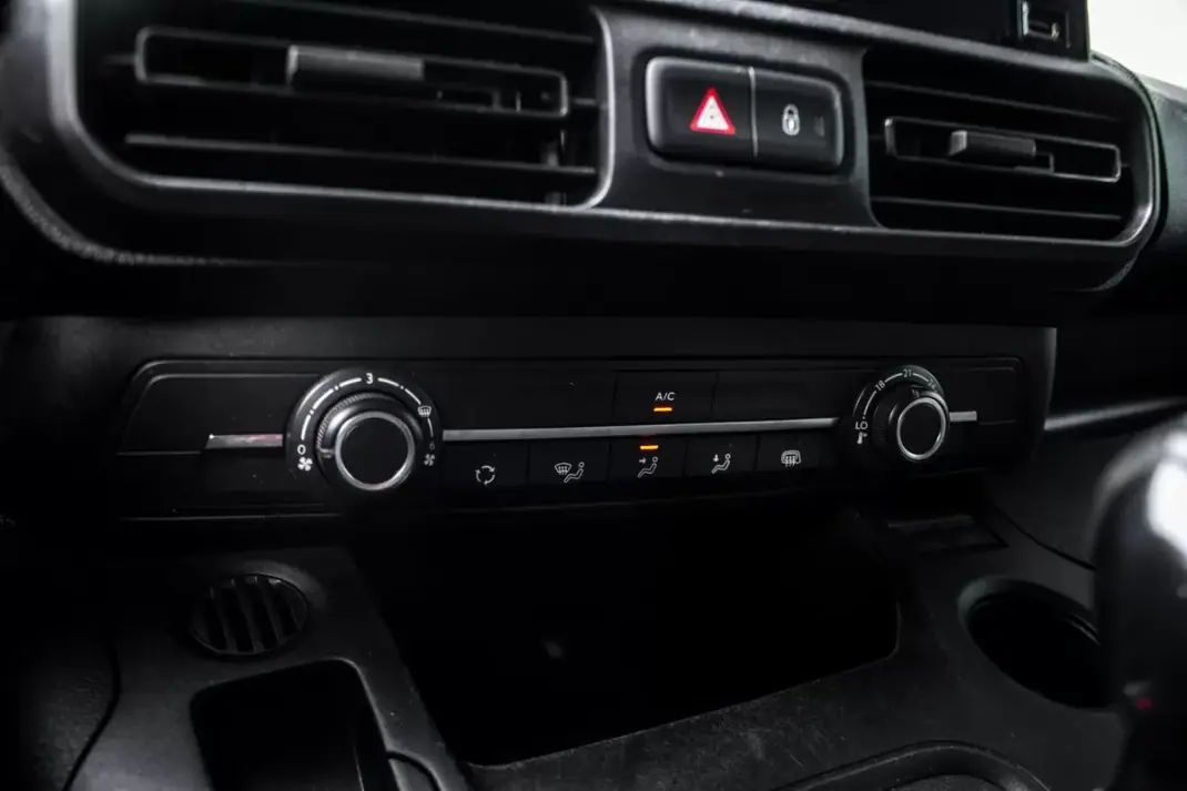 Peugeot Partner BlueHDi 100 L2 Cabine Dupla 2021 - 12990 EUR, 103902 km - AUTO.MOTO.pt - 103902km - foto 19 de 28