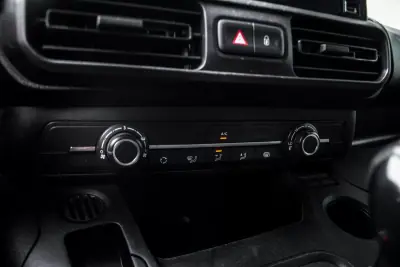 Peugeot Partner BlueHDi 100 L2 Cabine Dupla 2021 - 12990 EUR, 103902 km - AUTO.MOTO.pt - 103902km - foto 19 de 28