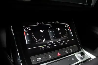 Audi Q8 e-Tron Sportback 2023 - 49900 EUR, 34353 km - AUTO.MOTO.pt - 34353km - foto 43 de 44