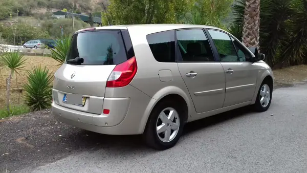 Renault Mégane Scénic 2008 - 5500 EUR, 258850 km - AUTO.MOTO.pt - 258850km - foto 14 de 21