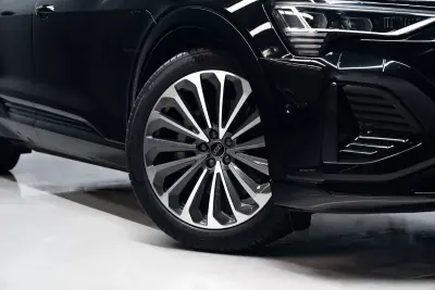 Audi Q8 e-Tron Sportback 2023 - 49950 EUR, 55000 km - AUTO.MOTO.pt - 55000km - foto 4 de 54