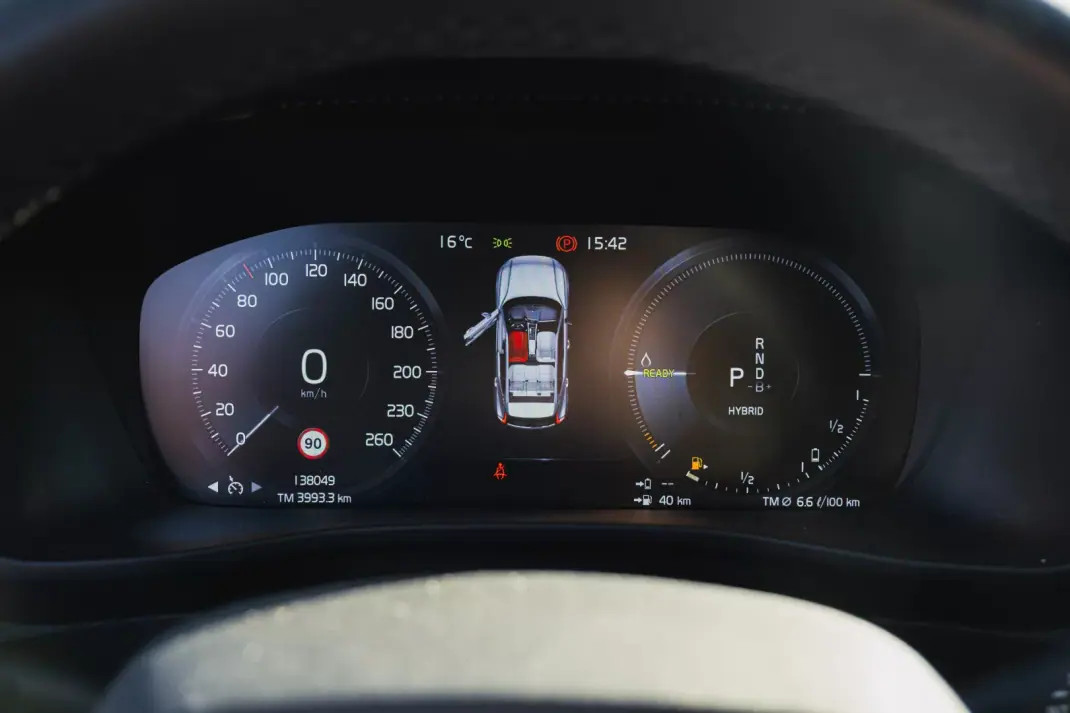 Volvo XC 40 2022 - 28900 EUR, 138050 km - AUTO.MOTO.pt - 138050km - foto 9 de 25