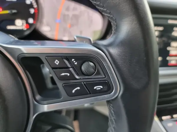 Porsche Panamera Sport Turismo 2018 - 84990 EUR, 147000 km - AUTO.MOTO.pt - 147000km - foto 36 de 50