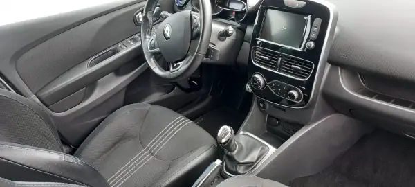 Renault Clio 2017 - 13500 EUR, 140820 km - AUTO.MOTO.pt - 140820km - foto 12 de 15