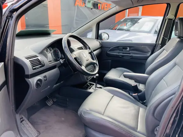 Volkswagen Sharan 2009 - 10950 EUR, 110000 km - AUTO.MOTO.pt - 110000km - foto 8 de 13