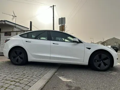 Tesla Model 3 2021 - 29900 EUR, 69729 km - AUTO.MOTO.pt - 69729km - foto 2 de 19