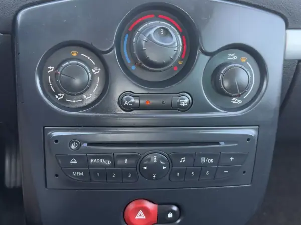 Renault Clio 2011 - 6450 EUR, 160000 km - AUTO.MOTO.pt - 160000km - foto 11 de 13