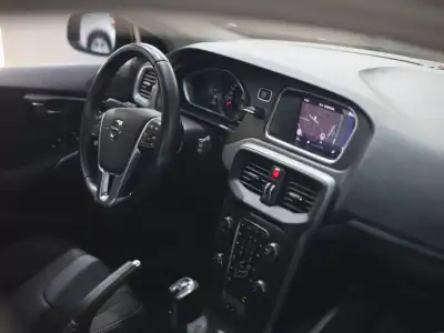 Volvo V40 2019 - 15990 EUR, 101000 km - AUTO.MOTO.pt - 101000km - foto 16 de 21